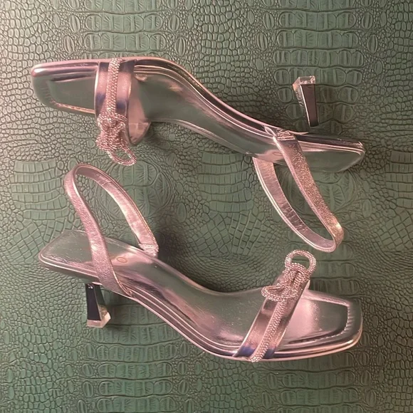Aldo Cindie silver slingback sandals with silver rhinestone bow and kitten heel - Picture 1 of 8
